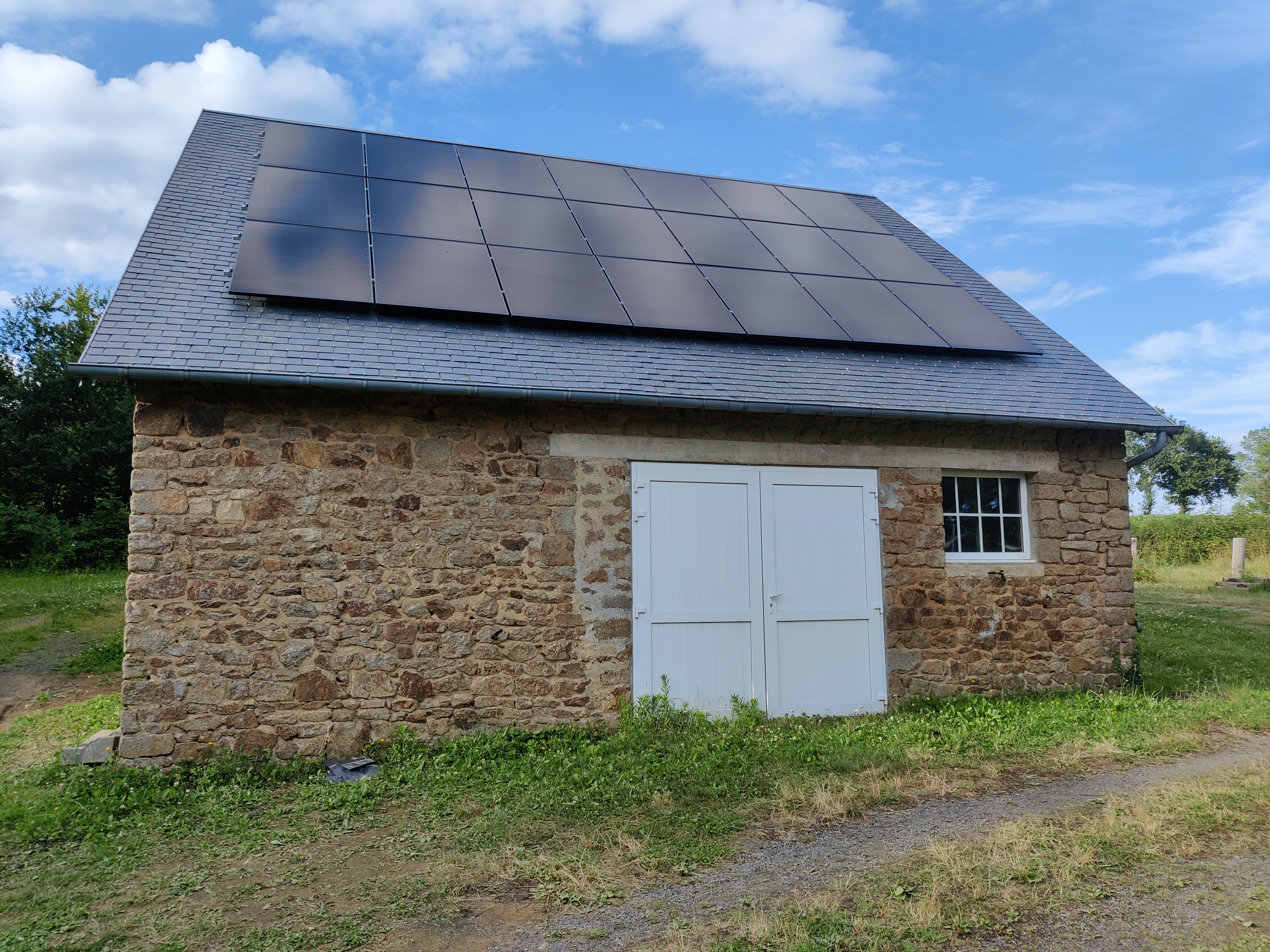 maison moderne panneaux photovoltaïques particulier