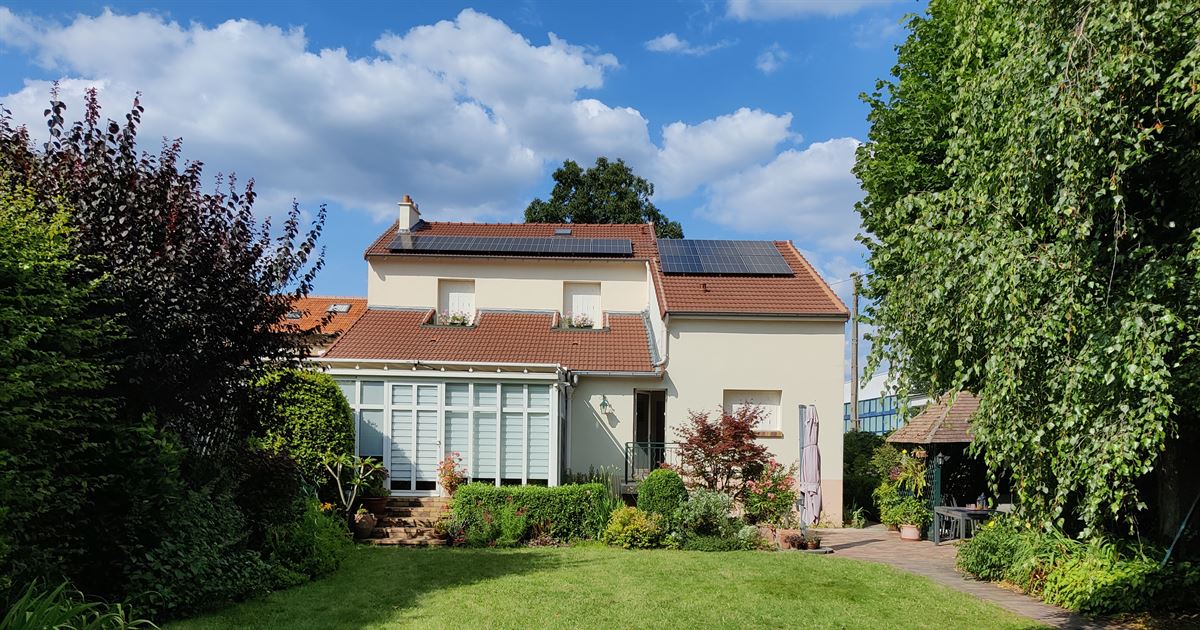 Pavillon d'Île-de-France équipé de panneaux solaires sur deux pans de toiture