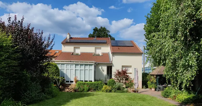 Pavillon d'Île-de-France équipé de panneaux solaires sur deux pans de toiture