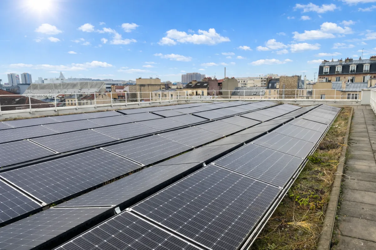 Panneaux solaires sur une toiture en Île-de-France