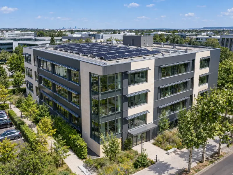 Immeuble de bureaux dont la toiture est équipée de panneaux solaires photovoltaïques