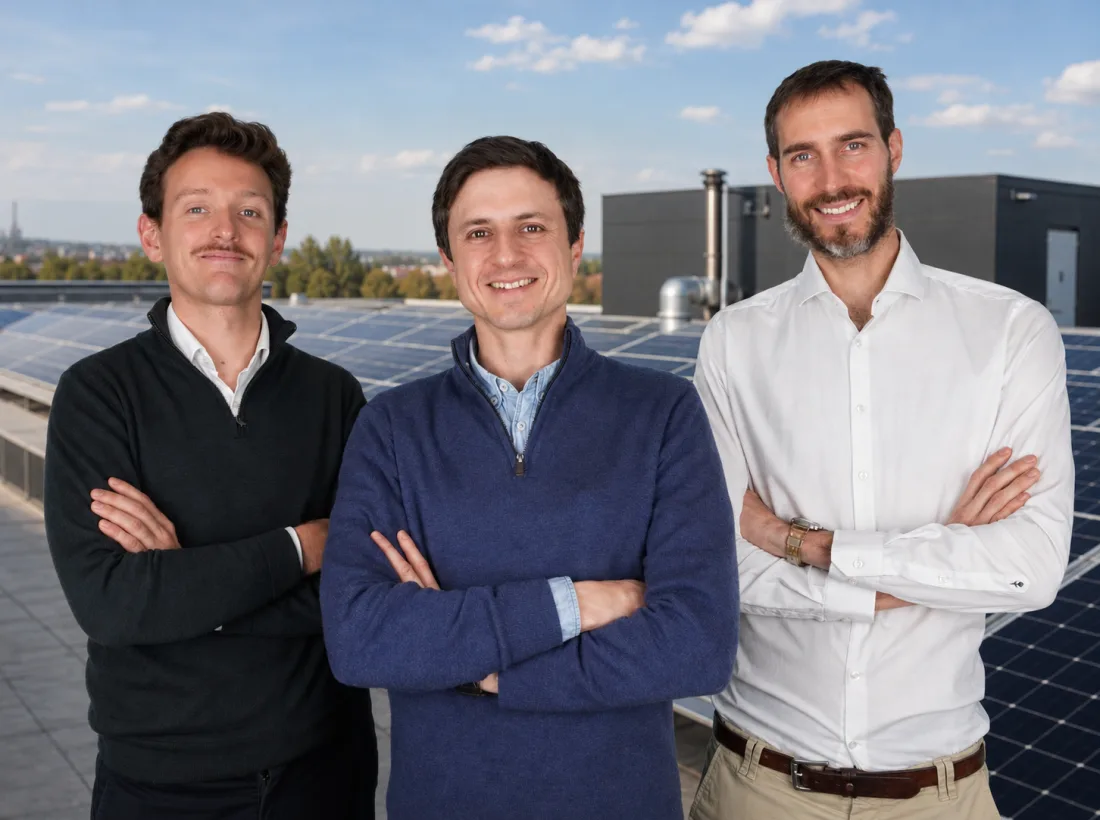 Les trois fondateurs d’enerev sur une toiture équipée de panneaux solaires